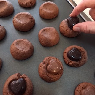 Making chocolate cookie